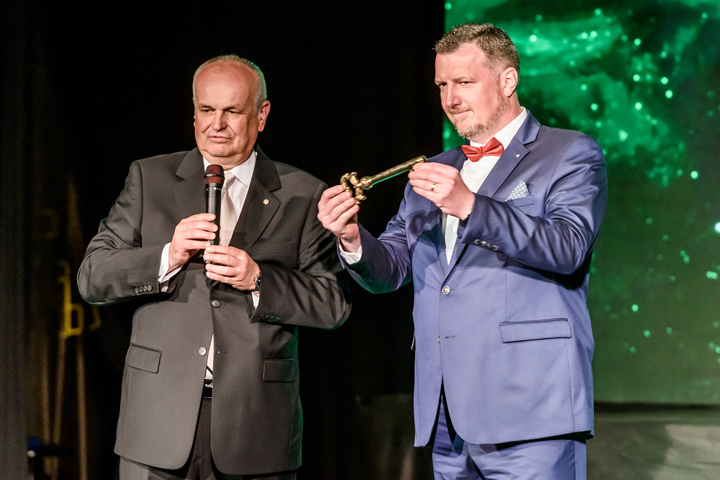 Symbolické předání klíčů novému generálnímu řediteli Romanu Heide